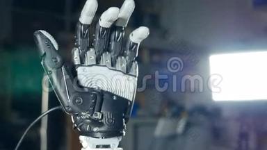 未来的机器人机器人机器人机械臂在行动。 真正的机器人假肢。